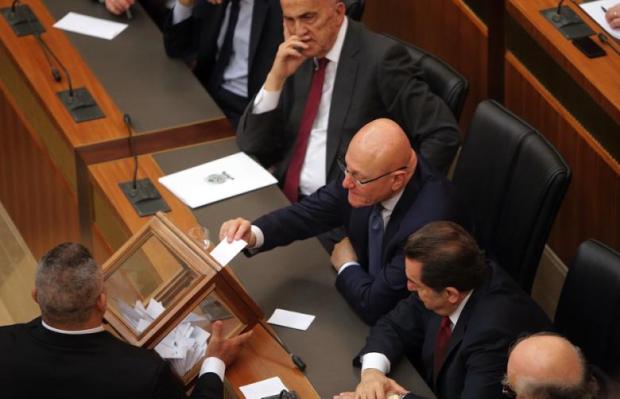 Lebanese Prime Minister Tammam Salam casts his vote to elect the new Lebanese president in the parliament building in downtown Beirut on April 23 2014 (AFP-Joseph Eid)