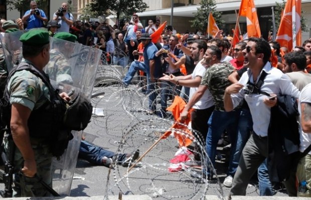 Free Patriotic Movement protesters shout at soldiers in Downtown Beirut, Thursday, July 9, 2015. (The Daily Star/Mohammed Azakir)